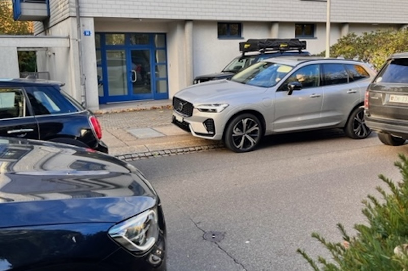 Zumiker Strasse: Gerne auch  mal übers Trottoir, wenn der Platz nicht reicht (Foto: zvg)