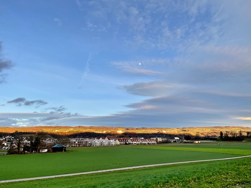 Kurz vor Mellingen. Hinten, grad noch besonnt, wieder der Heitersberg