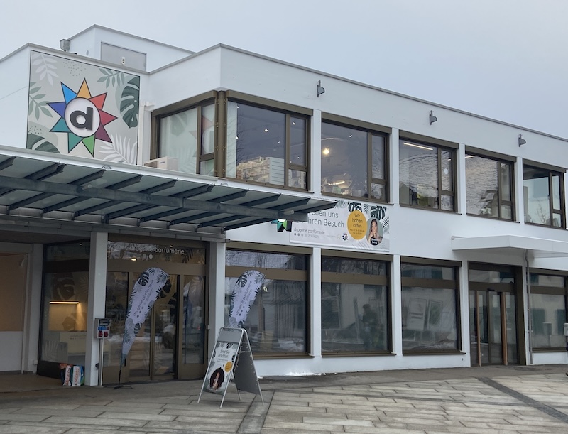 Werbung für Zolliker Drogerie auf Dorfplatz