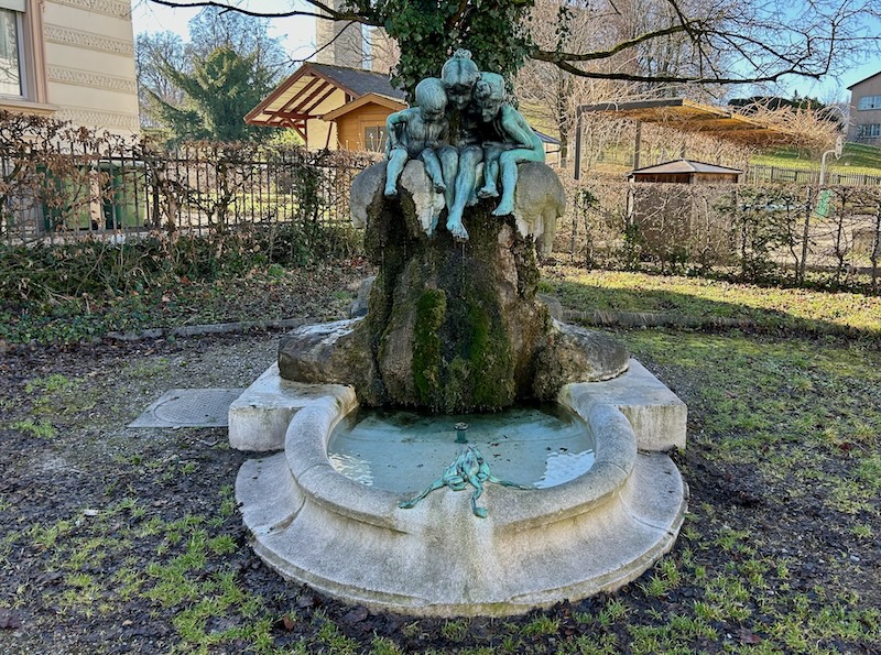 Der Märchenbrunnen mit den drei Prinzen im Froschstadium