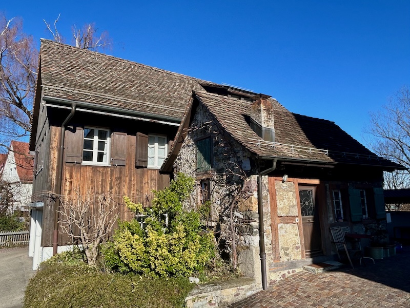 Altes Holzhaus mit angebauter Remise