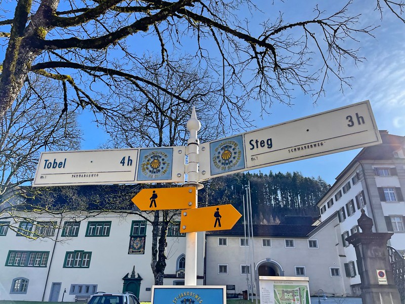 Schwabenweg-Wegweiser vor dem Kloster