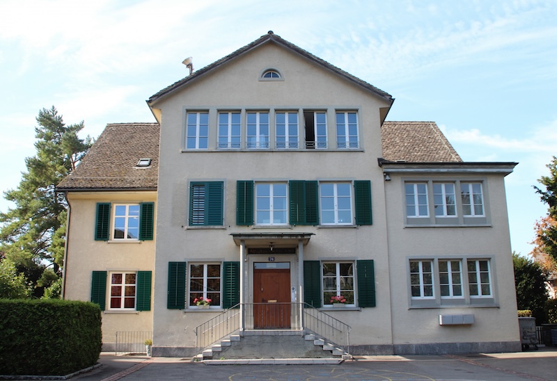 Ehemaliges Dorfschulhaus, Sitz der Schulverwaltung (Foto: Adrian Michael)