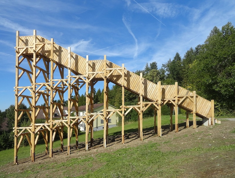 … die Holztreppe, die einen Blick auf Zollikon von oben erlaubt (Abb.; Christoph Hänsli, Foto: Adrian Michael)