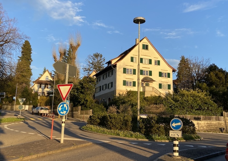 Neuer Standort der Mobilfunkantenne am Dufourplatz, wo heute ein Lichtmast steht