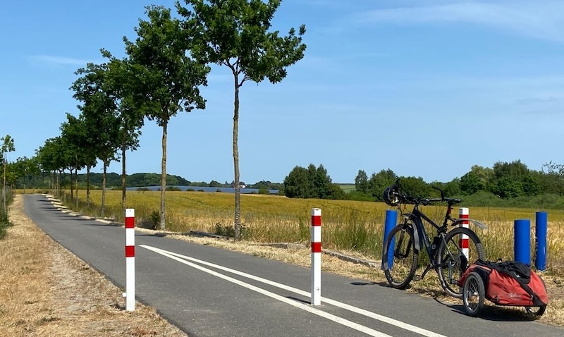 Strasse mit Radweg