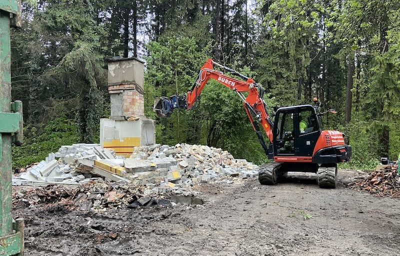 Bagger reisst Forsthütte ab