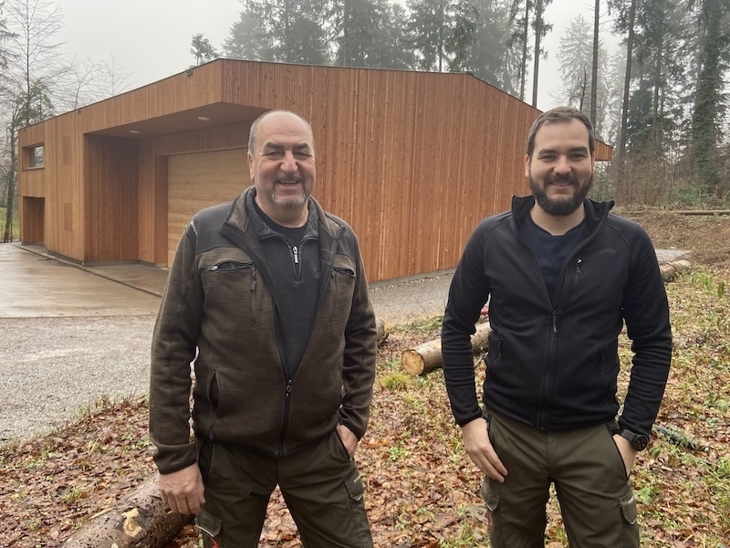 Arthur und Marc Bodmer vor dem neuen Werkhof