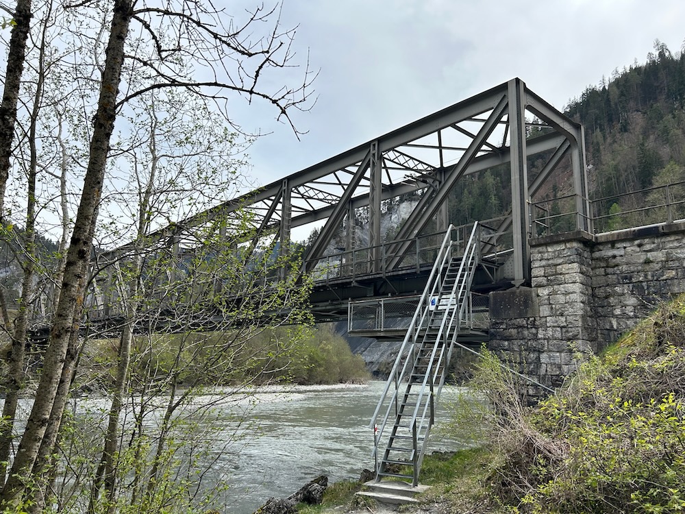 Steile Metalltreppe zur Brücke