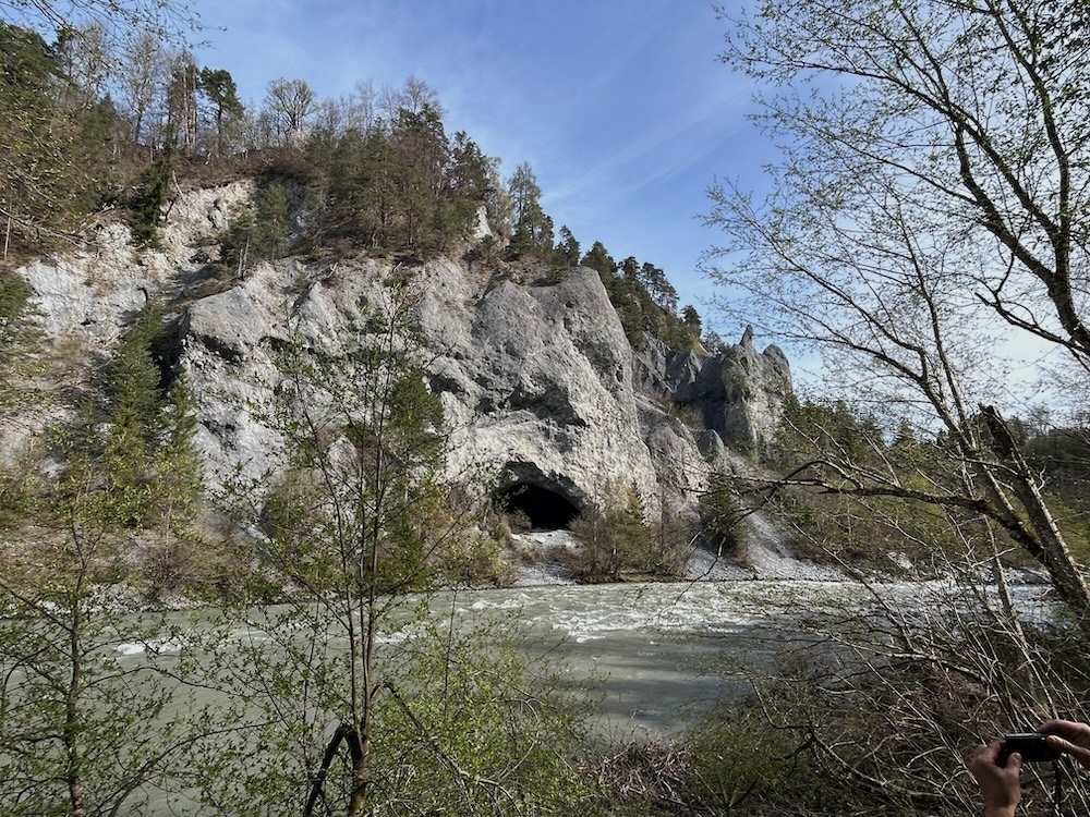 Mächtige ausgewaschene Höhle