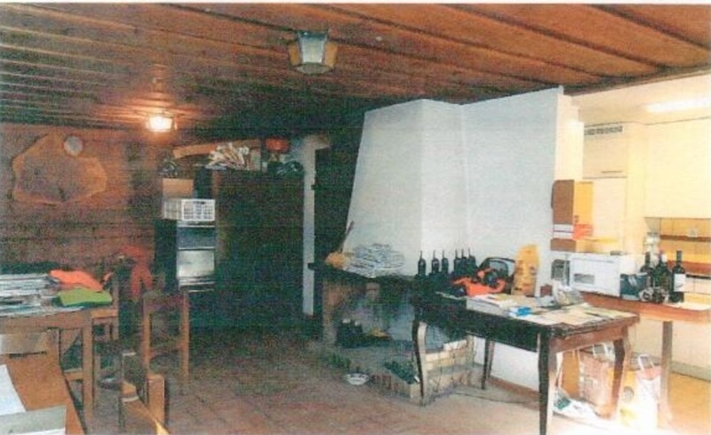 Undatiert: Der gemütliche Innenraum der Forsthütte mit dem Kamin