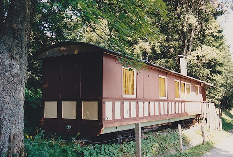Historischer Bahnwagen am Wegrand