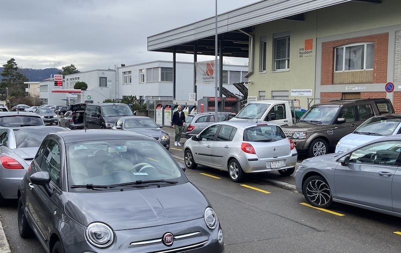 Grossandrang bei der Hauptsammelstelle im Zolliker Gewerbezentrum (Fotos: ZN)