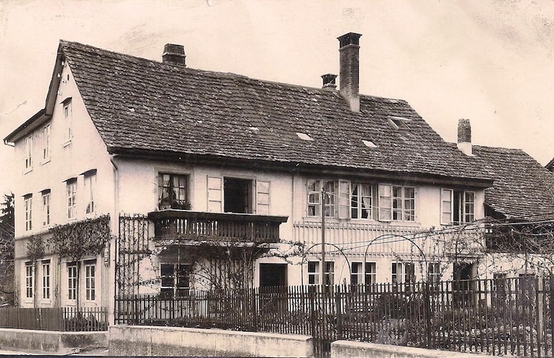 Das Doppelhaus um 1930, noch ohne Laden und Mansarde (Fotos: Adrian Michael, Orstmuseum)