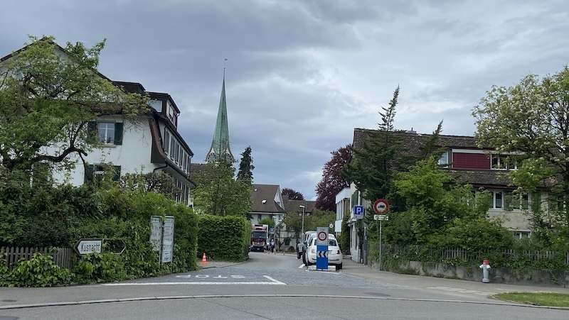 Die Häuser Alte Landstrasse 100 (links) und 93/95 (rechts) bilden das Tor zum Dorfkern (Foto: ZN)