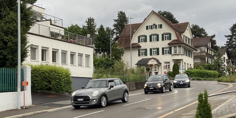 Bahnhofstrasse: heute Tempo 50 – und morgen? (Fotos/Abb. ZN/Gis-Browser)