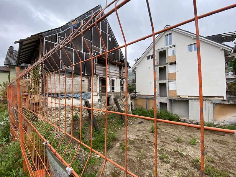 Geschützter Bauernhof A (links), rechts der Neubau B mit Liftschacht, Garagentor und Türen zu 3 nicht erreichbaren Wohnungen (Fotos: ZN)