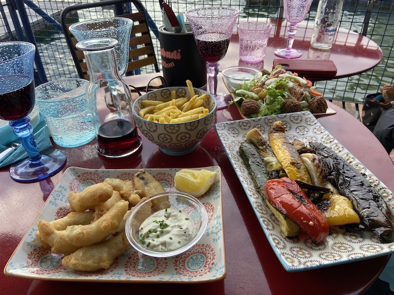 Fischknusperli, Ofengemüse, Salatteller mit Falafel und Badi Pommes (Fotos: ZN)