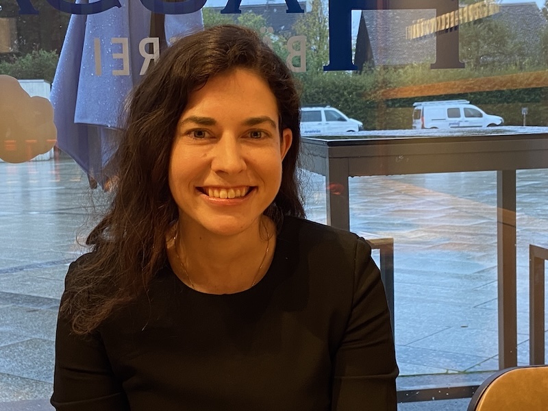 Adrienne Suvada beim Gespräch am Dorfplatz (Foto: ZN)