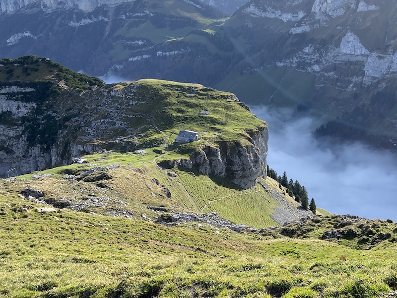 Der Wanderweg der Variante 2 unterhalb des markanten Felsbandes