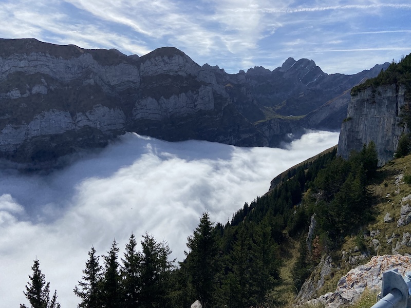 Der Seealpsee verbirgt sich unter der dicken Nebeldecke…