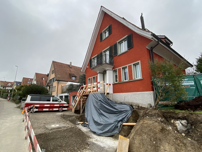 Zugang über eine Holztreppe