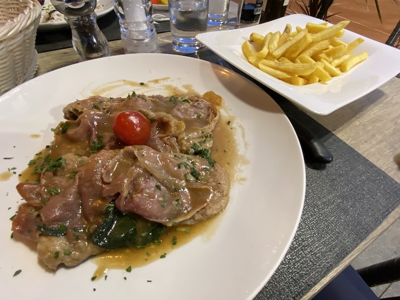 Saltimbocca: das Fleisch ertrinkt in der Sauce und der Schinken gleich mit