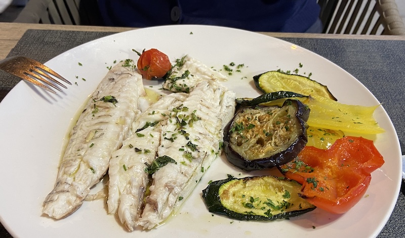 Mediterrane Kochkunst: Dorade und Gemüse vom Grill