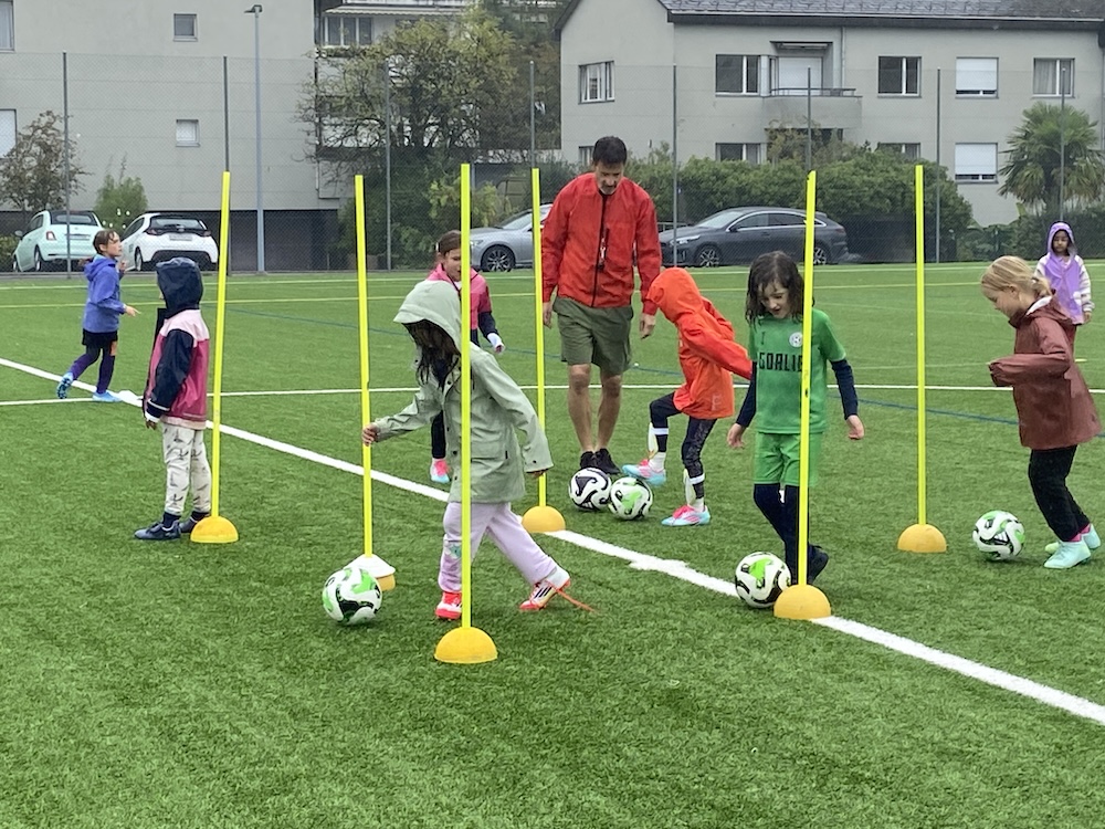 Mit grossem Eifer dabei: Zolliker Mädchen im Fussballtraining