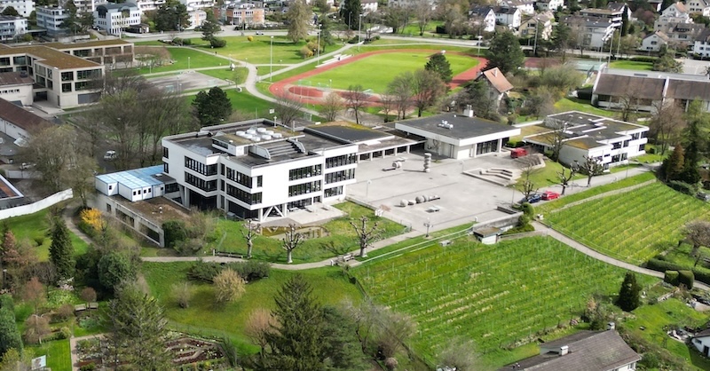 Schule Buechholz (Drohnenaufnahme: Adrian Michael / myzollikon.ch)