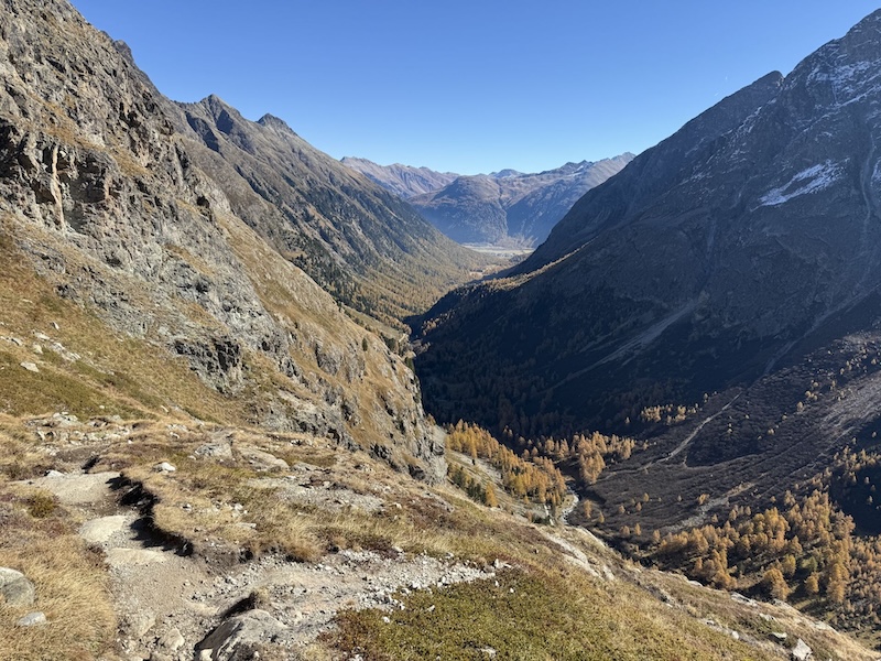 Der Abstieg ins Tal wird recht steil