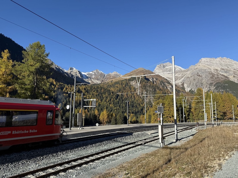 Grosses Kino schon am Bahnhof in Preda – Blick auf den Piz Ela (Fotos: Edwin van der Geest)