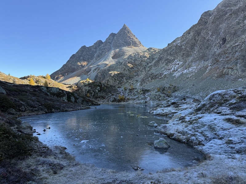 Der gefrorene Crap Alv-See mit dem Dschimels im Hintergrund