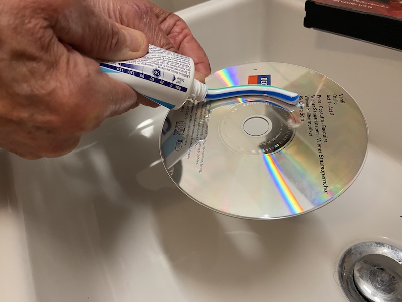 Zahnpasta macht die holprige CD wieder gut (Fotos: ZN)