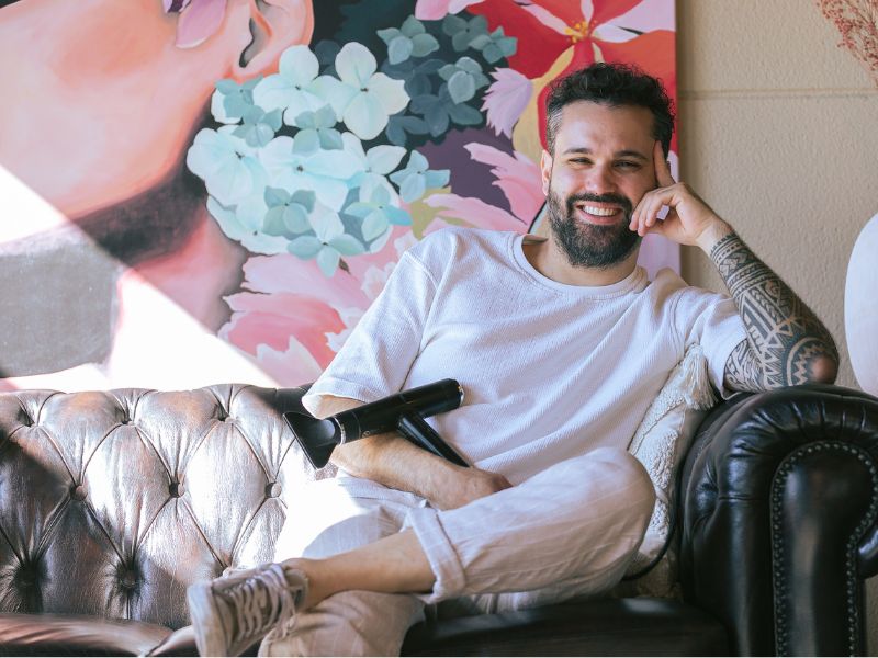 Entspannt mit Föhn auf dem Ledersofa: Zollikons Figaro «Gianni» (Fotos: ZN)