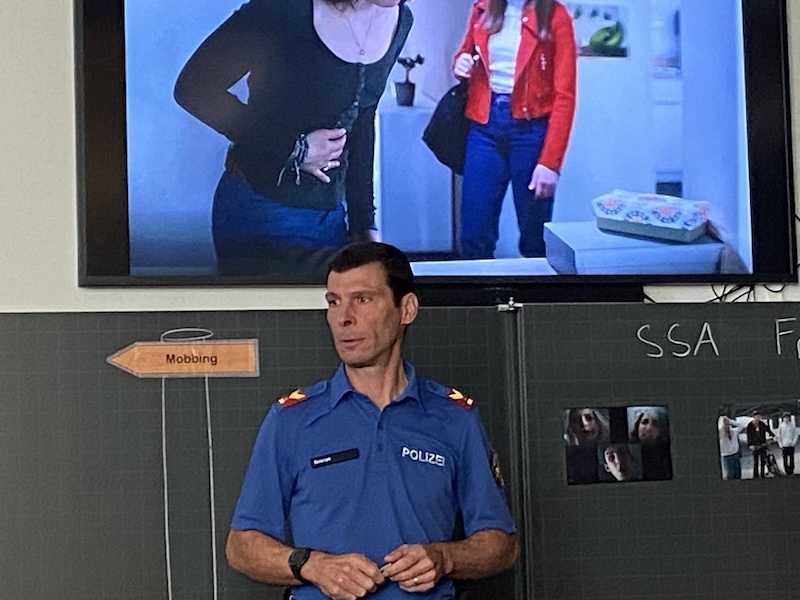 Instruktor Marco Selenati im Klassenzimmer (Fotos: ZN)