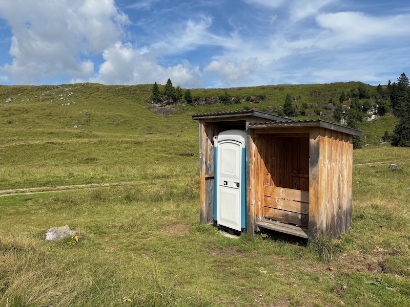 Barmherzig verhülltes ToiToi