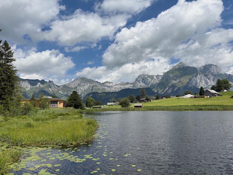 Am Schwendisee, links das neue Klanghaus