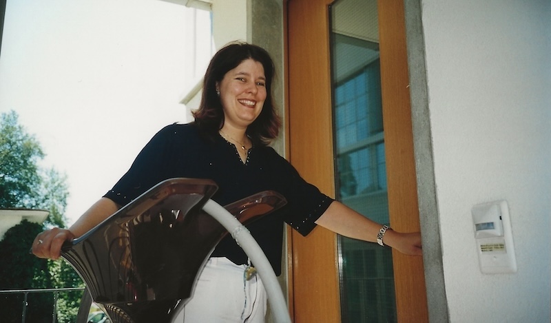 So fing alles vor 25 Jahren an: Hausbesuch mit Waschbecken unter dem Arm (Foto: zVg)