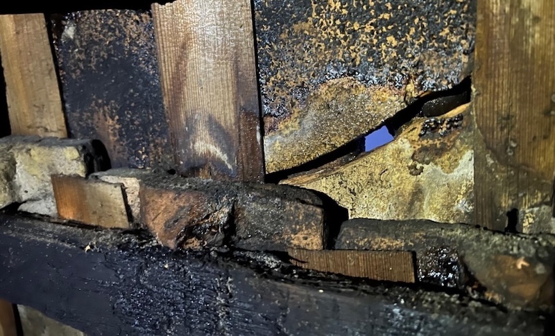 Nichts Gutes von oben: gespaltene Ziegel, Wasser im Gebälk