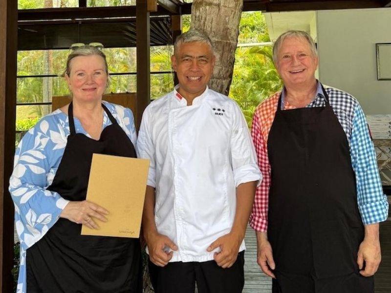 Irmi und Thomas Szucs mit Lehrmeister Budiarto (Foto: zvg)