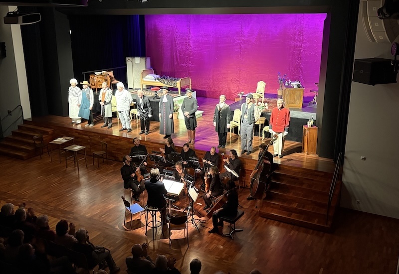 Viel Applaus für das Ensemble und das Orchester (Foto: Adrian Michael)