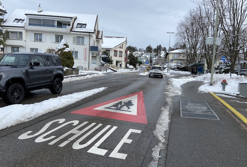 Schulmarkierung auf der Bergstrasse (Foto: ZN)