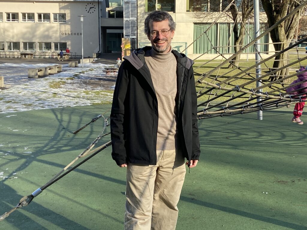 Rui Biagini auf dem Pausenplatz des Schulhauses Oescher (Foto: ZN)