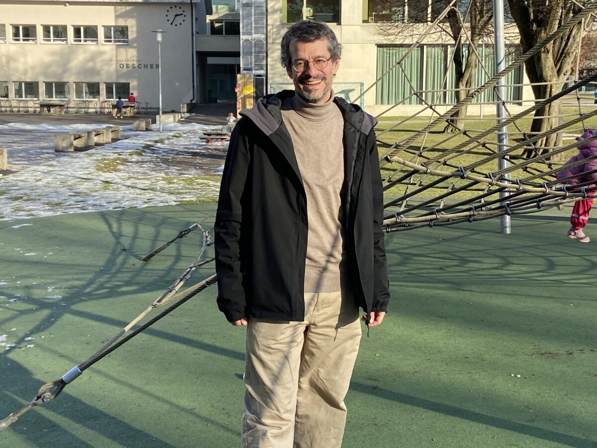 Rui Biagini auf dem Pausenplatz des Schulhauses Oescher (Foto: ZN)