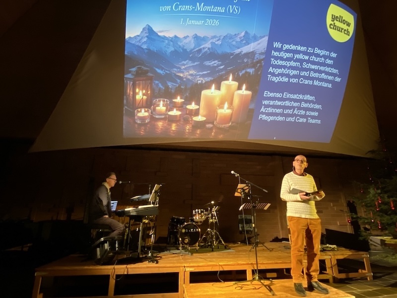 Pfarrer Simon Gebs in der reformierten Kirche in Zollikerberg (Foto: ZN)