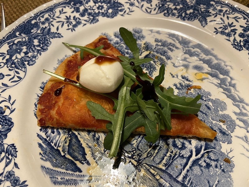 Pizza in Stücken, variabel belegt: Mozzarelline und Rucola (Fotos: ZN)