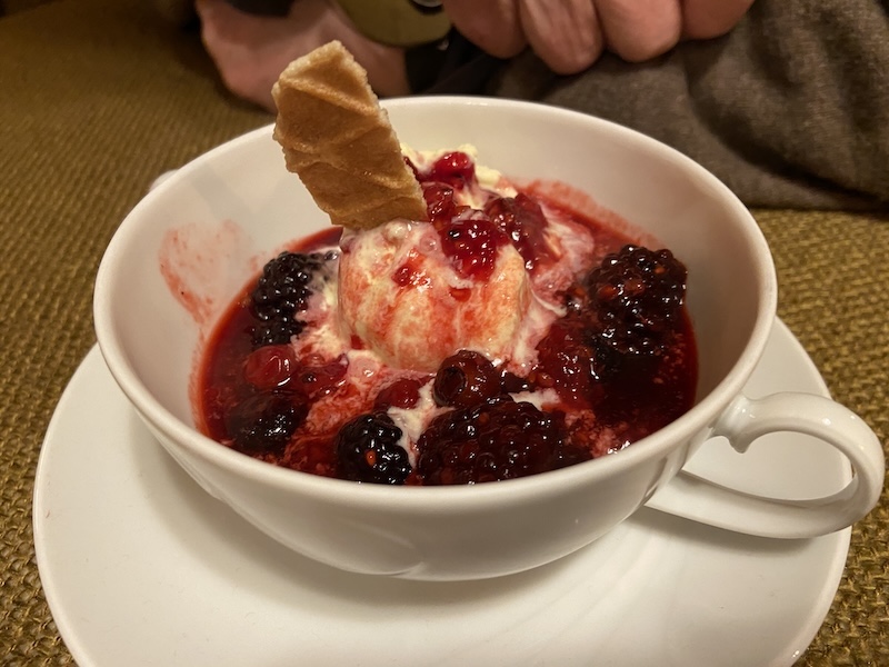 Die süsse Nachspeise: Vanilleglace mit heissen Beeren