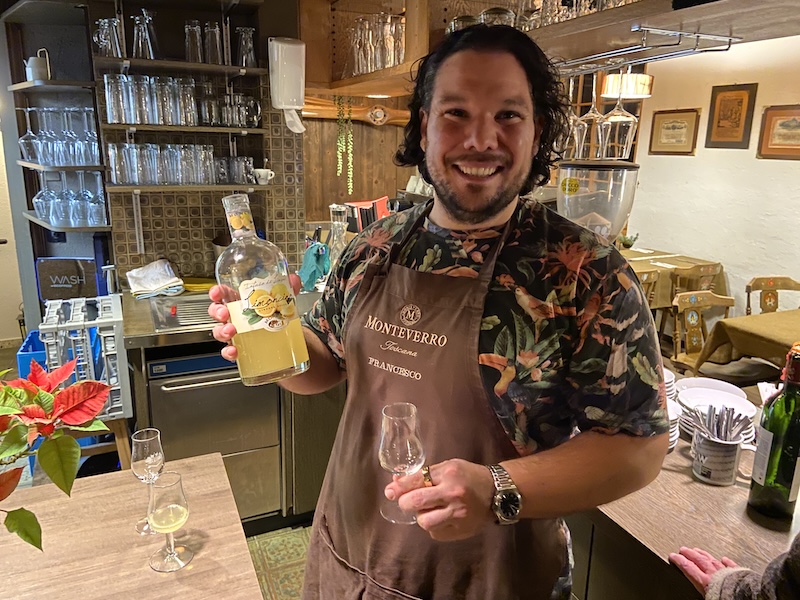 Zum Abschied offeriert uns der Chef einen starken Lemoncello