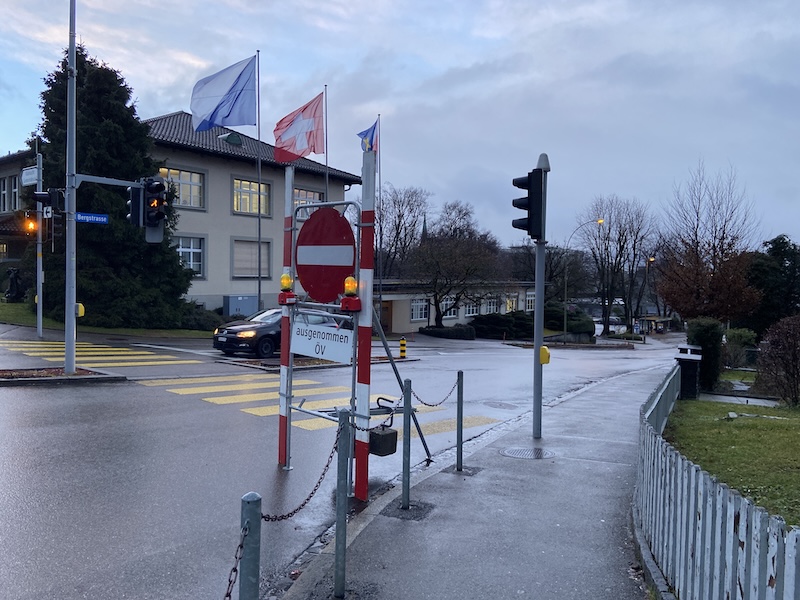 Diskret platziertes Einbahnsignal mit Hinweis «ausgenommen ÖV»